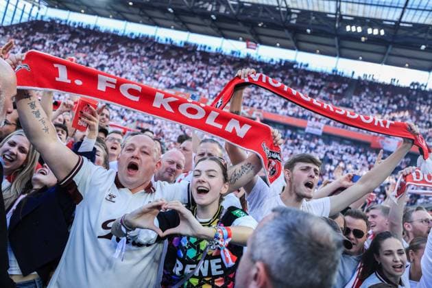 Fußball 2. Bundesliga 34. Spieltag 1. FC Köln - 1. FC Kaiserslautern am 18.05.2025 im RheinEnergieStadion in Köln Fans von Köln feiern den Aufstieg und die Meisterschaft DFL regulations prohibit any use of photographs as image sequences and or quasi-video.