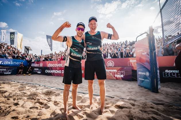 Beachvolleyball Männer Allianz German Beach Tour 2025 Tourstop Düsseldorf 18.05.2025 v.l. Clemens Wickler und Nils Ehlers gewinnen das Turnier in Düsseldorf und feiern Düsseldorf Robert-Lehr-Ufer Nordrhein-Westfalen Deutschland