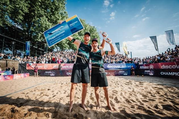 Beachvolleyball Männer Allianz German Beach Tour 2025 Tourstop Düsseldorf 18.05.2025 v.l. Nils Ehlers und Clemens Wickler gewinnen das Turnier in Düsseldorf und feiern Düsseldorf Robert-Lehr-Ufer Nordrhein-Westfalen Deutschland