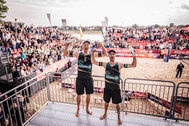 Beachvolleyball Männer Allianz German Beach Tour 2025 Tourstop Düsseldorf 18.05.2025 v.l. Nils Ehlers und Clemens Wickler gewinnen das Turnier in Düsseldorf und feiern Düsseldorf Robert-Lehr-Ufer Nordrhein-Westfalen Deutschland