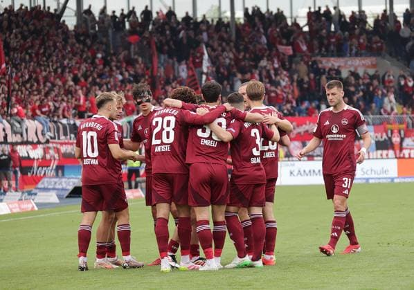 Robin Knoche (1. FC Nuernberg) und sein Team bejubeln den Sieg Fussball, Herren, Saison 2024 2025 2.BL, Eintracht Stadion, Eintracht Braunschweig gegen 1.FC Nuernberg, 1-4 Braunschweig muss in die Relegation DFL REGULATIONS PROHIBIT ANY USE OF PHOTOGRAPHS AS IMAGE SEQUENCES AND OR QUASI-VIDEO.