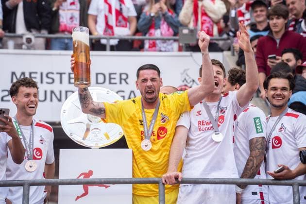 GER, 2. FBL, 1. FC Köln Koel vs 1.FC Kaiserslautern 18.05.2025, RheinEnergieStadion, Köln, GER, 2. FBL, 1. FC Köln Koel vs 1.FC Kaiserslautern im Bild:Philipp Pentke (1. FC Köln Koeln, 20) feiert den Aufstieg und die Meisterschaft