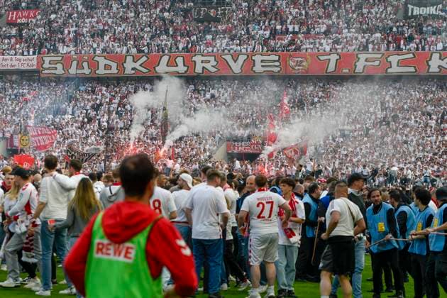 Platzsturm der Fans 18.05.2025 Fussball 1. FC Koeln vs 1. FC Kaiserslautern, Rheinenergiestadion, Koeln, DFB DFL REGULATIONS PROHIBIT ANY USE OF PHOTOGRAPHS AS IMAGE SEQUENCES AND OR QUASI-VIDEO