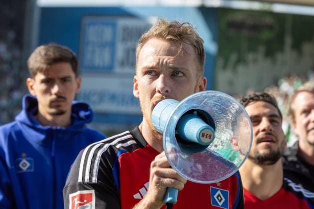 Sebastian Schonlau 4 (Hamburger SV) bei den Fans mit Megafon, Schlussjubel zum Aufstieg in die Bundesliga, Spvgg Greuther Fuerth vs. Hamburger SV Fussball, 2. Bundesliga, DFL, Saison 2024 2025, Rueckrunde, 34. Spieltag, 18.05.2025 DFB regulations prohibit any use of photographs as image sequences and or quasi-video *** Sebastian Schonlau 4 Hamburger SV with the fans with megaphone, Final cheer for promotion to the Bundesliga, Spvgg Greuther Fuerth vs Hamburger SV Football, 2 Bundesliga, DFL, Season 2024 2025, Second round, 34 Matchday, 18 05 2025 DFB regulations prohibit any use of photographs as image sequences and or quasi video Copyright: xkolbert-press MartinxAgüerax