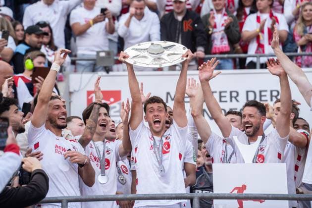 GER, 2. FBL, 1. FC Köln Koel vs 1.FC Kaiserslautern 18.05.2025, RheinEnergieStadion, Köln, GER, 2. FBL, 1. FC Köln Koel vs 1.FC Kaiserslautern im Bild: 2. Liga Meister, Austeiger 1. FC Köln Koeln, Luca Waldschmift (1. FC Köln Koeln, 9) mit Schale
