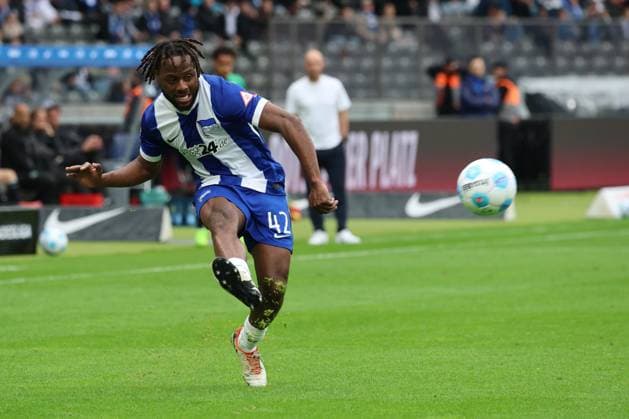 2. Fußball Bundesliga, Hertha BSC - Hannover 96 Freisteller, Einzelbild. Deyovaisio Zeefuik (Hertha BSC Berlin 42), während der Begegnung in der 2. Fußball Bundesliga, Hertha BSC - Hannover 96 in Berlin, Olympiastadion, am 18.05.2025. DFB regulations prohibit any use of photographs as image sequences and or quasi video.