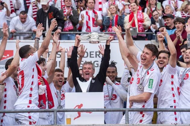 GER, 2. FBL, 1. FC Köln Koel vs 1.FC Kaiserslautern 18.05.2025, RheinEnergieStadion, Köln, GER, 2. FBL, 1. FC Köln Koel vs 1.FC Kaiserslautern im Bild: 2. Liga Meister, Austeiger 1. FC Köln Koeln, Friedhelm Funkel (Chef-Trainer, 1. FC Köln Koeln) mit Schale