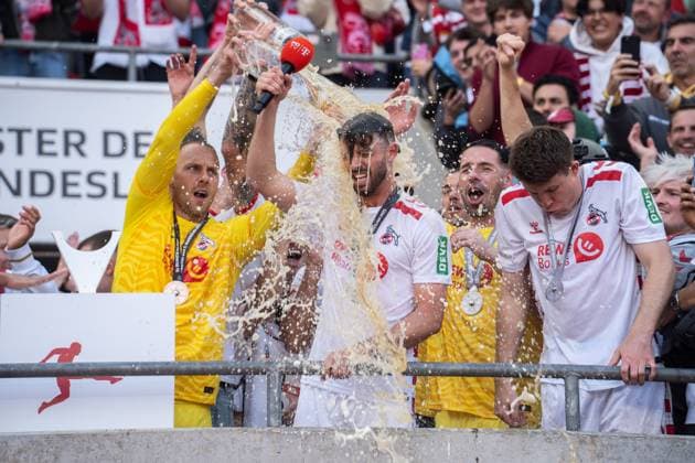 GER, 2. FBL, 1. FC Köln Koel vs 1.FC Kaiserslautern 18.05.2025, RheinEnergieStadion, Köln, GER, 2. FBL, 1. FC Köln Koel vs 1.FC Kaiserslautern im Bild: Bierdusche für Mark Uth (1. FC Köln Koeln, 13)