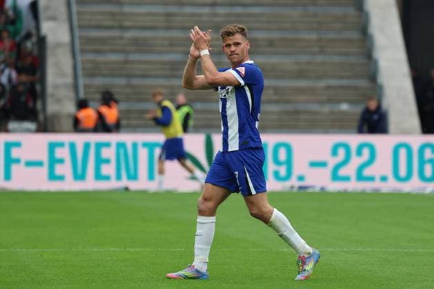 2. Fußball Bundesliga, Hertha BSC - Hannover 96 Aus, Ende, Abpfiff, Spielende, Abschied. Florian Niederlechner (Hertha BSC Berlin 7) verabschiedet sich von den Fans, während der Begegnung in der 2. Fußball Bundesliga, Hertha BSC - Hannover 96 in Berlin, Olympiastadion, am 18.05.2025. DFB regulations prohibit any use of photographs as image sequences and or quasi video.