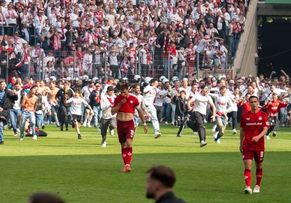 Daniel Hanslik (1. FC Kaiserslautern, 19) und Philipp Klement (1. FC Kaiserslautern, 10) gehen enttäuscht vom Platz. Hinten kommen die Fans angelaufen. 18.05.2025, 1. FC Köln - 1. FC Kaiserslautern Fussball, 2. Bundesliga, RheinEnergieStadion Köln DFL regulations prohibit any use of photographs as image sequences and or quasi-video.
