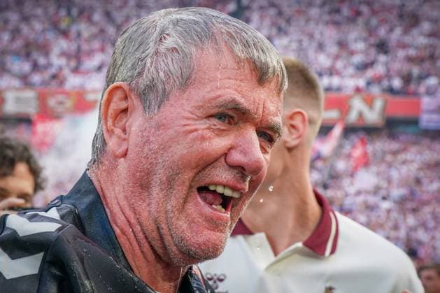 18.05.2025 - Deutschland: 2. Fussball Bundesliga 2024 2025, 34. Spieltag - 1. FC Köln vs. 1. FC Kaiserslautern - Rhein-Energie-Stadion (Köln): Friedhelm Funkel (Trainer, 1. FC Köln) nach Bierdusche, Aufstieg, Jubel, Emotionen, Freude, Meisterschaft
