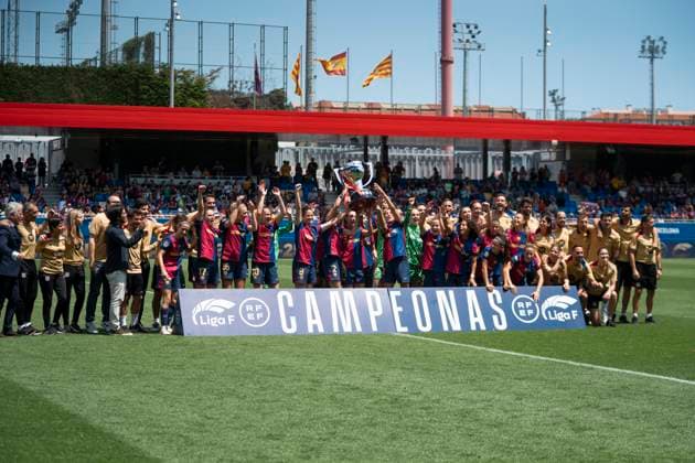 FC Barcelona, Barca Femeni v Athletic Club Femenino - Liga F Alexia Putellas, captain of FC Barcelona, lifts the Liga F winners cup with the entire team at the MATCHDAY 30 Liga F match between FC Barcelona and Athletic Club, the last game of the season, at Estadi Johan Cruyff in Barcelona, Spain, on May 18, 2025 Barcelona Spain  Copyright: xRubenxDexLaxRosax originalFilename:delarosa-matchday250518_npyKK.jpg