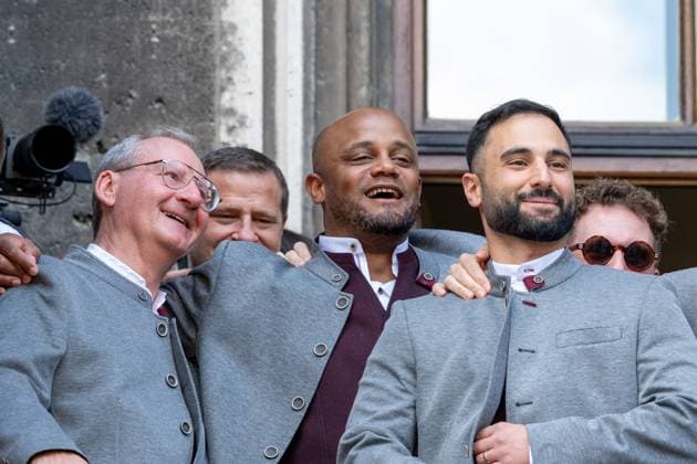 Prof. Dr. Dieter Mayer 1. Vizepräsident FC Bayern München eV, Cheftrainer Vincent Kompany (FC Bayern Muenchen), Rene Maric, Co-Trainer (FC Bayern Muenchen), Meisterfeier, Rathausbalkon, FC Bayern Muenchen und FC Bayern Frauen, Fussball, 18.05.2025 DFB regulations prohibit any use of photographs as image sequences and or quasi-video Muenchen Bayern Deutschland