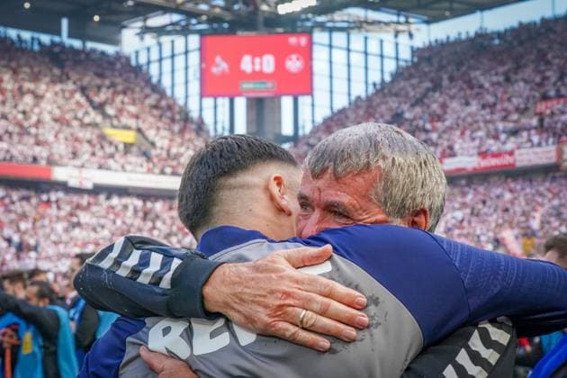 18.05.2025 - Deutschland: 2. Fussball Bundesliga 2024 2025, 34. Spieltag - 1. FC Köln vs. 1. FC Kaiserslautern - Rhein-Energie-Stadion (Köln): Friedhelm Funkel (Trainer, 1. FC Köln) umarmt Spieler nach Aufstieg