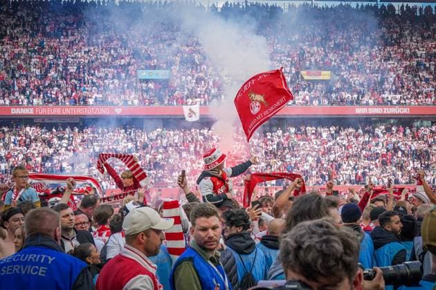 18.05.2025 - Deutschland: 2. Fussball Bundesliga 2024 2025, 34. Spieltag - 1. FC Köln vs. 1. FC Kaiserslautern - Rhein-Energie-Stadion (Köln): Aufstieg, Jubel, Kind, Fahne, Freude, Meisterfeier, Platzsturm, Euphorie