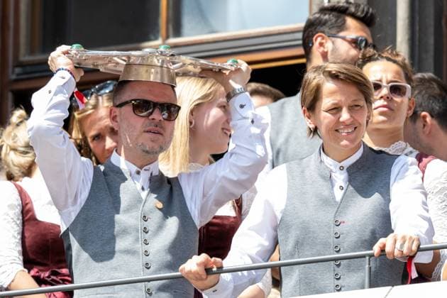 Cheftrainer Alexander Straus (FC Bayern Muenchen Frauen) hat die Meisterschale als Sonnehut auf, Direktorin Bianca Rech (FC Bayern), Meisterfeier, Rathausbalkon, FC Bayern Muenchen und FC Bayern Frauen, Fussball, 18.05.2025 DFB regulations prohibit any use of photographs as image sequences and or quasi-video Muenchen Bayern Deutschland