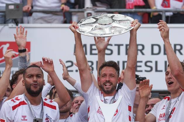 2. Bundesliga - 24 25 - 1. FC Köln - 1. FC Kaiserslautern am 18.05.2025 im RheinEnergieSTADION in Köln Jubel und Freude über die Meisterschaft bei der Mannschaft des 1 FC Köln, hier hält Mark Ute (Koeln) die Meisterschale hoch