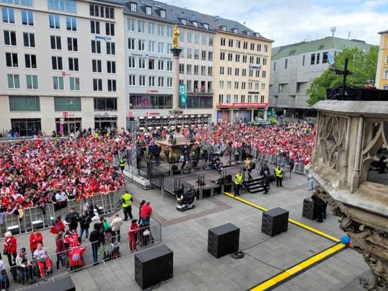 Maisterfeier FC Bayern München München, 18.05.2025 FC Bayern München Titelfeier auf dem Marienplatz am Rathaus . Schon Stunden vor der Feier ist der Platz von Fans gefüllt Bayern Germany Copyright: xMatthiasxGränzdörferx
