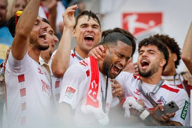 2.? ?Fußball Bundesliga, 1. FC Köln - 1. FC Kaiserslautern, 18.05.2025 Feiern den Zweitliga-Meistertitel: Jusuf Gazibegovic (1. FC Köln, 25), Joel Schmied (1. FC Köln, 2), Linton Maina (1. FC Köln, 37), k25+; 34. Spieltag der 2. Fußball-Bundesliga, 2.? ?Fußball Bundesliga, 1. FC Köln - 1. FC Kaiserslautern am 18.05.2025 im RheinEnergie-Stadion in Köln. DIE DFL-VORSCHRIFTEN VERBIETEN JEDE VERWENDUNG VON FOTOS ALS BILDSEQUENZEN UND ODER QUASI-VIDEO.