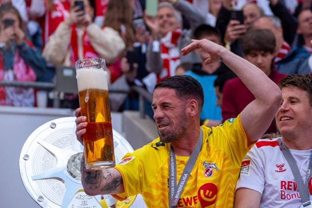 Philipp Pentke (1. FC Koeln, 20) feiert die Meisterschaft der 2. Bundesliga 1. FC Koeln vs. 1. FC Kaiserslautern, Fussball, 2. Bundesliga, 34. Spieltag, Saison 2024 2025, 18.05.2025 DFL REGULATIONS PROHIBIT ANY USE OF PHOTOGRAPHS AS IMAGE SEQUENCES AND OR QUASI-VIDEO 1. FC Koeln vs. 1. FC Kaiserslautern, Fussball, 2. Bundesliga, 34. Spieltag, Saison 2024 2025, 18.05.2025 Koeln