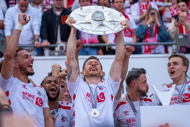 Florian Kainz (1. FC Koeln, 11) feiert die Meisterschaft der 2. Bundesliga 1. FC Koeln vs. 1. FC Kaiserslautern, Fussball, 2. Bundesliga, 34. Spieltag, Saison 2024 2025, 18.05.2025 DFL REGULATIONS PROHIBIT ANY USE OF PHOTOGRAPHS AS IMAGE SEQUENCES AND OR QUASI-VIDEO 1. FC Koeln vs. 1. FC Kaiserslautern, Fussball, 2. Bundesliga, 34. Spieltag, Saison 2024 2025, 18.05.2025 Koeln