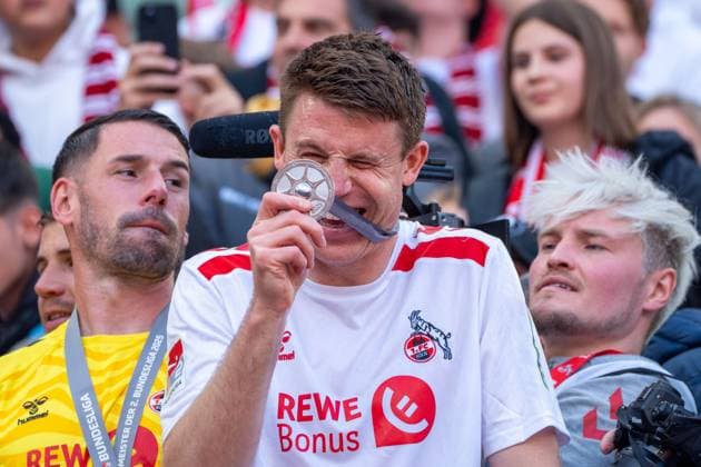 Dominique Heintz (1. FC Koeln, 03) mit der Meister-Medaille der 2. Bundesliga 1. FC Koeln vs. 1. FC Kaiserslautern, Fussball, 2. Bundesliga, 34. Spieltag, Saison 2024 2025, 18.05.2025 DFL REGULATIONS PROHIBIT ANY USE OF PHOTOGRAPHS AS IMAGE SEQUENCES AND OR QUASI-VIDEO 1. FC Koeln vs. 1. FC Kaiserslautern, Fussball, 2. Bundesliga, 34. Spieltag, Saison 2024 2025, 18.05.2025 Koeln