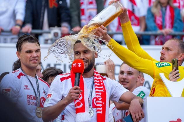 Die Koelner feiern die Meisterschaft der 2. Bundesliga mit einer Bierdusche fuer Linton Maina (1. FC Koeln, 37) 1. FC Koeln vs. 1. FC Kaiserslautern, Fussball, 2. Bundesliga, 34. Spieltag, Saison 2024 2025, 18.05.2025 DFL REGULATIONS PROHIBIT ANY USE OF PHOTOGRAPHS AS IMAGE SEQUENCES AND OR QUASI-VIDEO 1. FC Koeln vs. 1. FC Kaiserslautern, Fussball, 2. Bundesliga, 34. Spieltag, Saison 2024 2025, 18.05.2025 Koeln