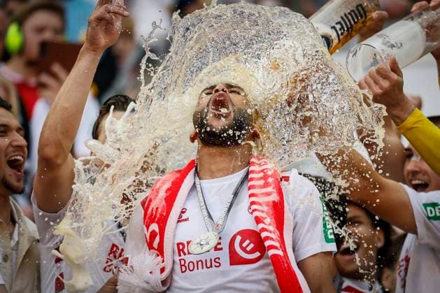 2.? ?Fußball Bundesliga, 1. FC Köln - 1. FC Kaiserslautern, 18.05.2025 Linton Maina (1. FC Köln, 37) bekommt eine Bierdusche; 34. Spieltag der 2. Fußball-Bundesliga, 2.? ?Fußball Bundesliga, 1. FC Köln - 1. FC Kaiserslautern am 18.05.2025 im RheinEnergie-Stadion in Köln. DIE DFL-VORSCHRIFTEN VERBIETEN JEDE VERWENDUNG VON FOTOS ALS BILDSEQUENZEN UND ODER QUASI-VIDEO.