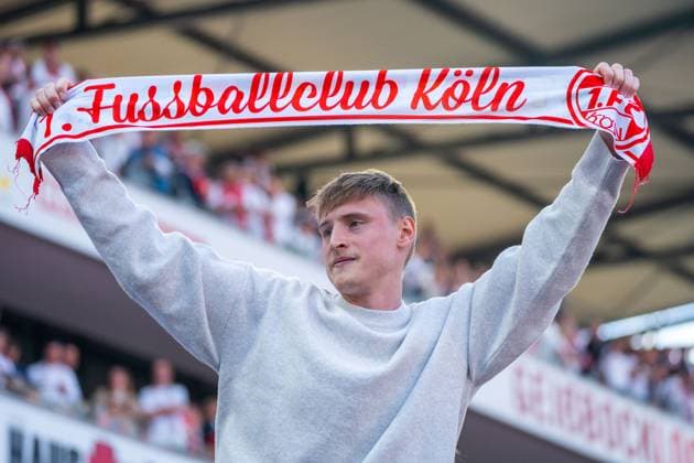 Die Fans des 1. FC Koeln feiern die Meisterschaft der 2. Bundesliga 1. FC Koeln vs. 1. FC Kaiserslautern, Fussball, 2. Bundesliga, 34. Spieltag, Saison 2024 2025, 18.05.2025 DFL REGULATIONS PROHIBIT ANY USE OF PHOTOGRAPHS AS IMAGE SEQUENCES AND OR QUASI-VIDEO 1. FC Koeln vs. 1. FC Kaiserslautern, Fussball, 2. Bundesliga, 34. Spieltag, Saison 2024 2025, 18.05.2025 Koeln