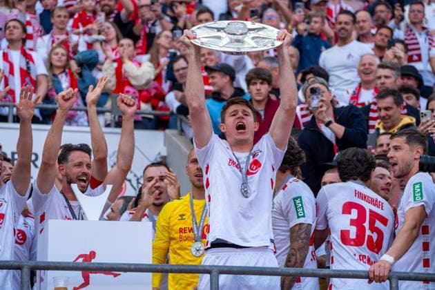 Dominique Heintz (1. FC Koeln, 03) feiert die Meisterschaft der 2. Bundesliga 1. FC Koeln vs. 1. FC Kaiserslautern, Fussball, 2. Bundesliga, 34. Spieltag, Saison 2024 2025, 18.05.2025 DFL REGULATIONS PROHIBIT ANY USE OF PHOTOGRAPHS AS IMAGE SEQUENCES AND OR QUASI-VIDEO 1. FC Koeln vs. 1. FC Kaiserslautern, Fussball, 2. Bundesliga, 34. Spieltag, Saison 2024 2025, 18.05.2025 Koeln