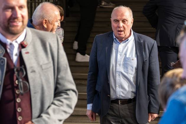 Uli Hoeness Aufsichtsratsmitglied FC Bayern Muenchen eV sowie Ehrenpraesident des FC Bayern, Meisterfeier, Rathausbalkon, FC Bayern Muenchen und FC Bayern Frauen, Fussball, 18.05.2025 DFB regulations prohibit any use of photographs as image sequences and or quasi-video Muenchen Bayern Deutschland