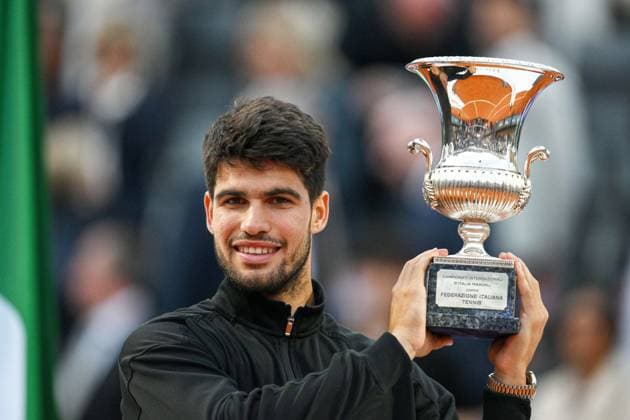 Sport Bilder des Tages May 18, 2025, Roma, RM: Carlos Alcaraz (ESP) celebrate the victory during the final award ceremony at the end of men s Singles Final between Jannik Sinner (ITA) and Carlos Alcaraz (SPA) at central court during the Internazionali BNL d Italia 2025, Foro Italico in Rome, Italy, 18 May 2025 .ANSA ROBERTO RAMACCIA Tennis: Premiazione Finale Maschile Sinner-Alcaraz Agli Internazionali  - ZUMAa110 20250518_zaf_a110_237 Copyright: xRobertoxRamacciax