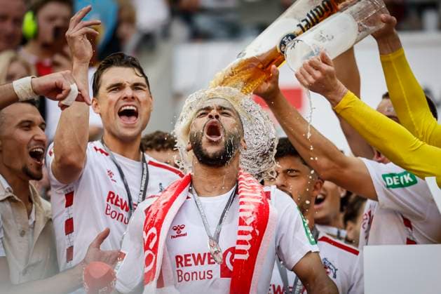 Bilder des Jahres 2025, Sport 05 Mai Sport Themen der Woche KW20 Sport Bilder des Tages 2.? ?Fußball Bundesliga, 1. FC Köln - 1. FC Kaiserslautern, 18.05.2025 Linton Maina (1. FC Köln, 37) bekommt eine Bierdusche; 34. Spieltag der 2. Fußball-Bundesliga, 2.? ?Fußball Bundesliga, 1. FC Köln - 1. FC Kaiserslautern am 18.05.2025 im RheinEnergie-Stadion in Köln. DIE DFL-VORSCHRIFTEN VERBIETEN JEDE VERWENDUNG VON FOTOS ALS BILDSEQUENZEN UND ODER QUASI-VIDEO. *** 2 Soccer Bundesliga, 1 FC Köln 1 FC Kaiserslautern, 18 05 2025 Linton Maina 1 FC Köln, 37 gets a beer shower 34 Matchday of 2 Soccer Bundesliga, 2 Soccer Bundesliga, 1 FC Köln 1 FC Kaiserslautern on 18 05 2025 at RheinEnergie Stadion in Cologne THE DFL REGULATIONS PROHIBIT ANY USE OF PHOTOS AS PICTURE SEQUENCES AND OR QUASI VIDEO Copyright: xBEAUTIFULxSPORTS AxelxKohringx