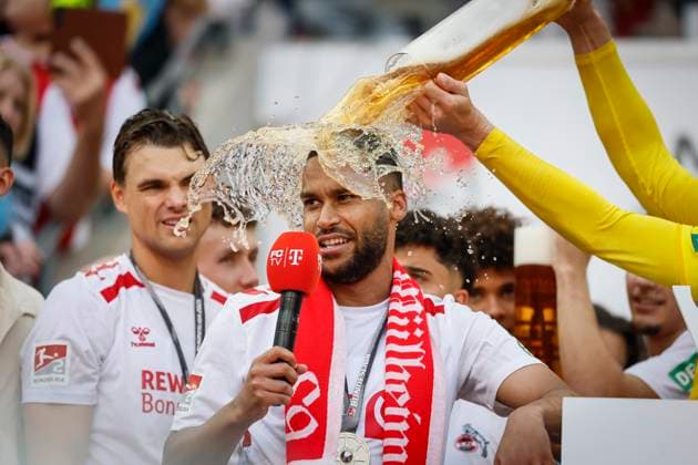 2.? ?Fußball Bundesliga, 1. FC Köln - 1. FC Kaiserslautern, 18.05.2025 Linton Maina (1. FC Köln, 37) bekommt eine Bierdusche; 34. Spieltag der 2. Fußball-Bundesliga, 2.? ?Fußball Bundesliga, 1. FC Köln - 1. FC Kaiserslautern am 18.05.2025 im RheinEnergie-Stadion in Köln. DIE DFL-VORSCHRIFTEN VERBIETEN JEDE VERWENDUNG VON FOTOS ALS BILDSEQUENZEN UND ODER QUASI-VIDEO.
