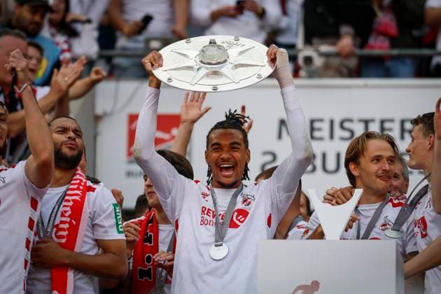 2.? ?Fußball Bundesliga, 1. FC Köln - 1. FC Kaiserslautern, 18.05.2025 Damion Downs (1. FC Köln, 42) präsentiert die Zweitliga-Meisterschale; 34. Spieltag der 2. Fußball-Bundesliga, 2.? ?Fußball Bundesliga, 1. FC Köln - 1. FC Kaiserslautern am 18.05.2025 im RheinEnergie-Stadion in Köln. DIE DFL-VORSCHRIFTEN VERBIETEN JEDE VERWENDUNG VON FOTOS ALS BILDSEQUENZEN UND ODER QUASI-VIDEO.