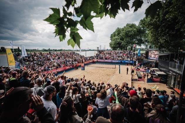 Beachvolleyball Frauen Allianz German Beach Tour 2025 Tourstop Düsseldorf 18.05.2025 Das volle Stadion am Rhein Düsseldorf Robert-Lehr-Ufer Nordrhein-Westfalen Deutschland