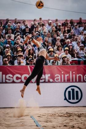 Beachvolleyball Frauen Allianz German Beach Tour 2025 Tourstop Düsseldorf 18.05.2025 Cinja Tillmann beim Aufschlag Düsseldorf Robert-Lehr-Ufer Nordrhein-Westfalen Deutschland