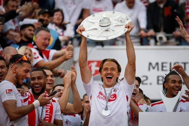 2.? ?Fußball Bundesliga, 1. FC Köln - 1. FC Kaiserslautern, 18.05.2025 Mathias Olesen (1. FC Köln, 47) präsentiert die Zweitliga-Meisterschale; 34. Spieltag der 2. Fußball-Bundesliga, 2.? ?Fußball Bundesliga, 1. FC Köln - 1. FC Kaiserslautern am 18.05.2025 im RheinEnergie-Stadion in Köln. DIE DFL-VORSCHRIFTEN VERBIETEN JEDE VERWENDUNG VON FOTOS ALS BILDSEQUENZEN UND ODER QUASI-VIDEO.