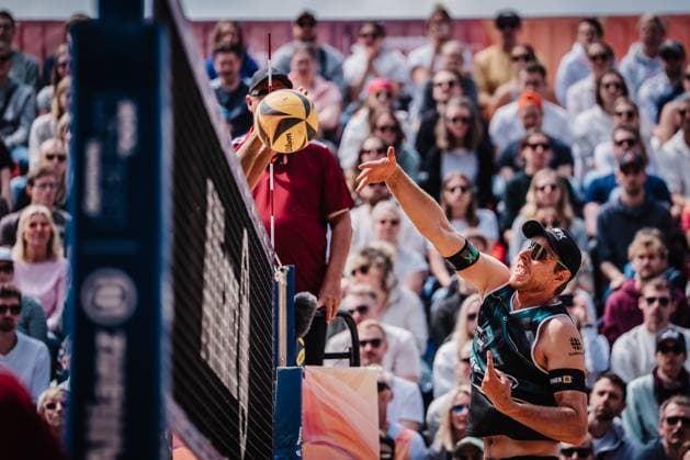 Beachvolleyball Männer Allianz German Beach Tour 2025 Tourstop Düsseldorf 18.05.2025 Nils Ehlers beim Angriff Düsseldorf Robert-Lehr-Ufer Nordrhein-Westfalen Deutschland