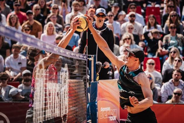 Beachvolleyball Männer Allianz German Beach Tour 2025 Tourstop Düsseldorf 18.05.2025 v.l. Kristians Fokerots gegen Robin Sowa Düsseldorf Robert-Lehr-Ufer Nordrhein-Westfalen Deutschland