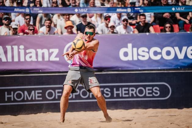 Beachvolleyball Männer Allianz German Beach Tour 2025 Tourstop Düsseldorf 18.05.2025 Martins Plavins nimmt den Ball an Düsseldorf Robert-Lehr-Ufer Nordrhein-Westfalen Deutschland