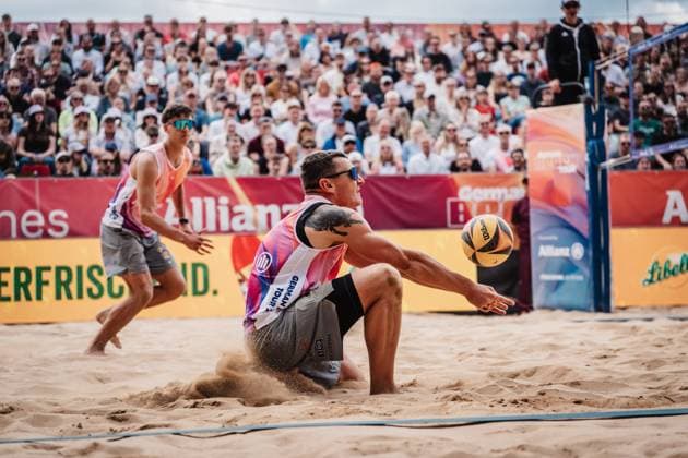 Beachvolleyball Männer Allianz German Beach Tour 2025 Tourstop Düsseldorf 18.05.2025 Martins Plavins nimmt den Ball an Düsseldorf Robert-Lehr-Ufer Nordrhein-Westfalen Deutschland