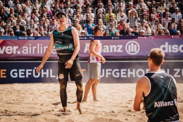 Beachvolleyball Männer Allianz German Beach Tour 2025 Tourstop Düsseldorf 18.05.2025 Robin Sowa streckt die Zunge raus Düsseldorf Robert-Lehr-Ufer Nordrhein-Westfalen Deutschland