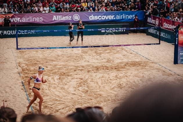 Beachvolleyball Frauen Allianz German Beach Tour 2025 Tourstop Düsseldorf 18.05.2025 Sandra Ittlinger läuft ins Stadion ein Düsseldorf Robert-Lehr-Ufer Nordrhein-Westfalen Deutschland