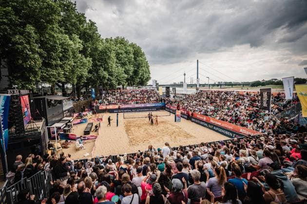 Beachvolleyball Frauen Allianz German Beach Tour 2025 Tourstop Düsseldorf 18.05.2025 Das volle Stadion am Rhein Düsseldorf Robert-Lehr-Ufer Nordrhein-Westfalen Deutschland