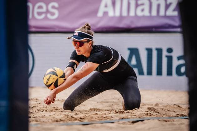 Beachvolleyball Frauen Allianz German Beach Tour 2025 Tourstop Düsseldorf 18.05.2025 Svenja Müller nimmt den Ball an Düsseldorf Robert-Lehr-Ufer Nordrhein-Westfalen Deutschland