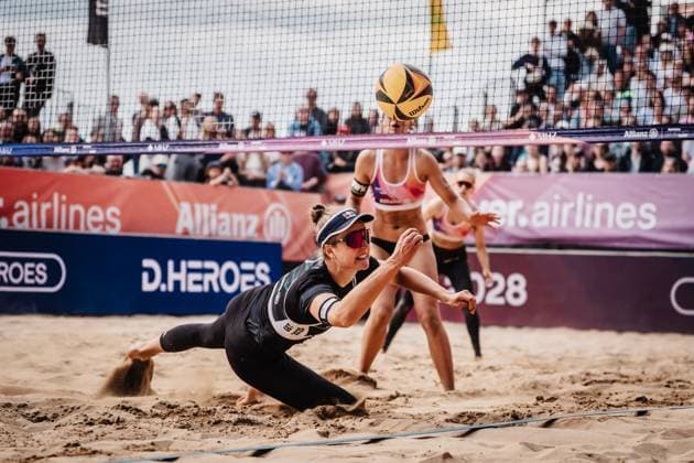 Beachvolleyball Frauen Allianz German Beach Tour 2025 Tourstop Düsseldorf 18.05.2025 Svenja Müller springt zum Ball Düsseldorf Robert-Lehr-Ufer Nordrhein-Westfalen Deutschland