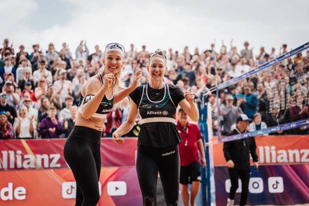 Beachvolleyball Frauen Allianz German Beach Tour 2025 Tourstop Düsseldorf 18.05.2025 v.l. Sandra Ittlinger und Tabea Schwarz jubeln nach dem Sieg im Halbfinale Düsseldorf Robert-Lehr-Ufer Nordrhein-Westfalen Deutschland