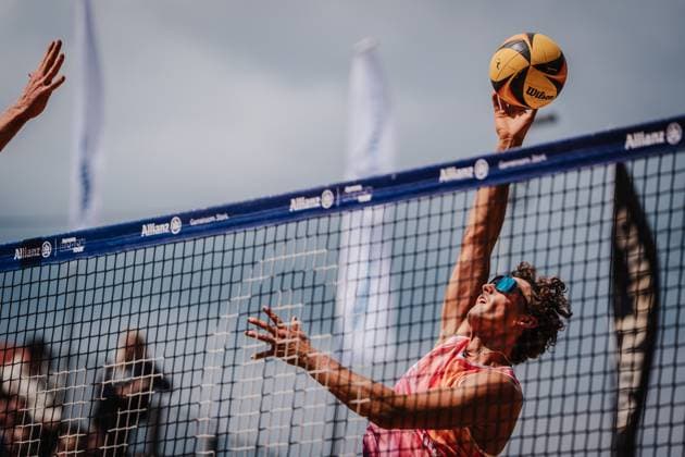 Beachvolleyball Männer Allianz German Beach Tour 2025 Tourstop Düsseldorf 18.05.2025 Hennes Nissen bei Angriff Düsseldorf Robert-Lehr-Ufer Nordrhein-Westfalen Deutschland