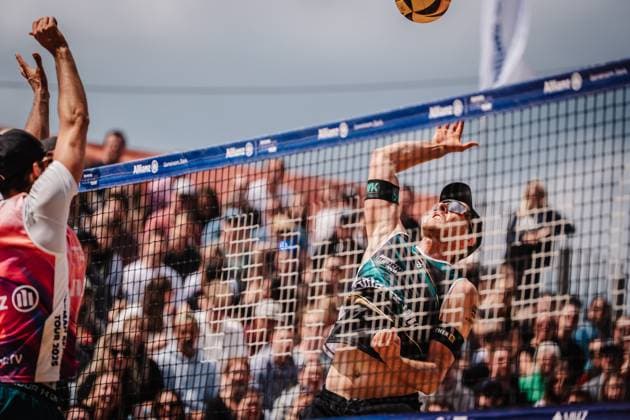 Beachvolleyball Männer Allianz German Beach Tour 2025 Tourstop Düsseldorf 18.05.2025 Nils Ehlers beim Angriff Düsseldorf Robert-Lehr-Ufer Nordrhein-Westfalen Deutschland